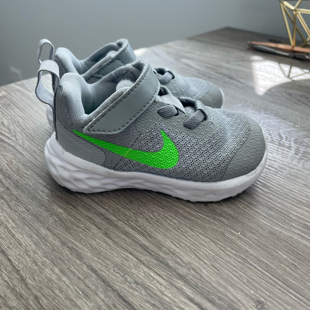 Baby/Walker Nike Revolutions Sneakers size 4 in light smoke grey